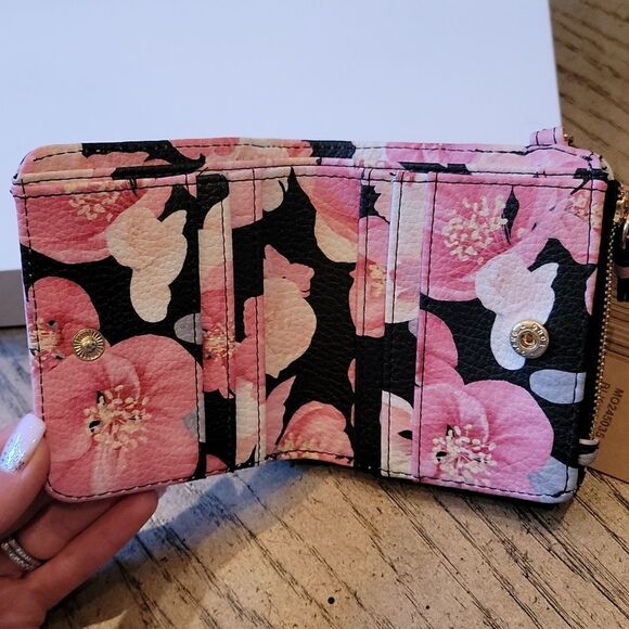 Floral wallet NWT by Steve Madden 💕🤍 - Picture 6 of 14